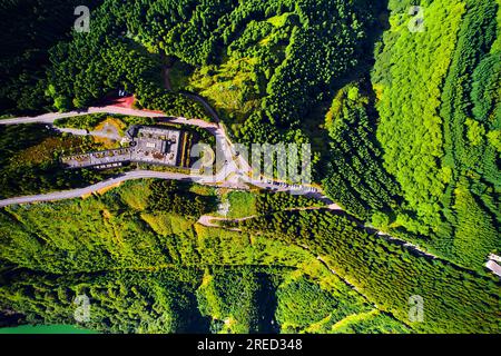 Vue aérienne nature pittoresque de Sete Cidades aux Açores avec des collines verdoyantes, hôtel abandonné Monte Palace au sommet d'une colline. Île de Ponta Delgada, Sao MIG Banque D'Images