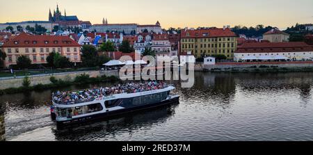 Prague, république tchèque - 25 juin 2023 : bateau naviguant à Prague sur la république tchèque Banque D'Images