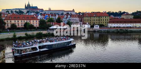 Prague, république tchèque - 25 juin 2023 : bateau naviguant à Prague sur la république tchèque Banque D'Images