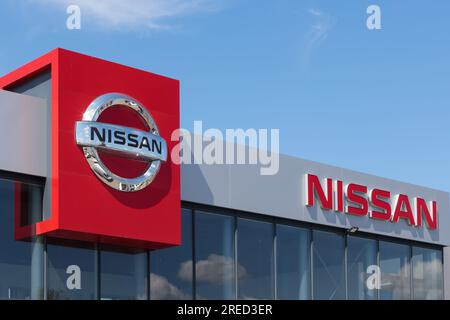 Pologne, Przezmierowo - 27 juillet 2023 : le logo Nissan est bien visible sur le mur d'un bâtiment de concessionnaire automobile. Banque D'Images