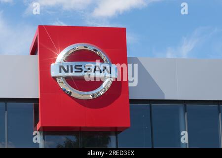 Pologne, Przezmierowo - 27 juillet 2023 : une grande enseigne de concessionnaire Nissan est affichée devant le showroom. Nissan est une marque japonaise de premier plan. Banque D'Images