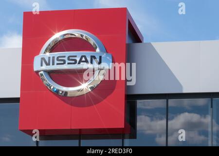 Pologne, Przezmierowo - 27 juillet 2023 : une enseigne de concessionnaire Nissan est bien en vue dans le showroom. Nissan est reconnu comme le plus grand véhicule électrique au monde Banque D'Images