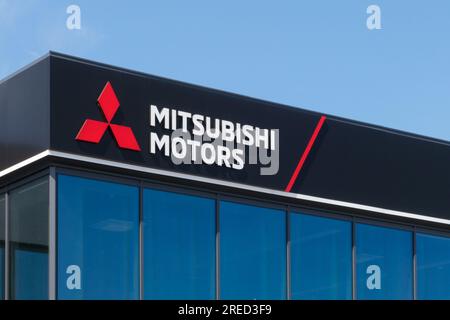 Pologne, Przezmierowo - 27 juillet 2023 : une pancarte présentant le logo Mitsubishi Motors sur la façade sombre d'un bâtiment de concession. Mitsubishi Group Banque D'Images