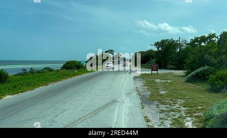 Marathon, FL États-Unis - 16 juillet 2023 : conduite à travers le Bahia Honda State Park dans les Florida Keys. Banque D'Images