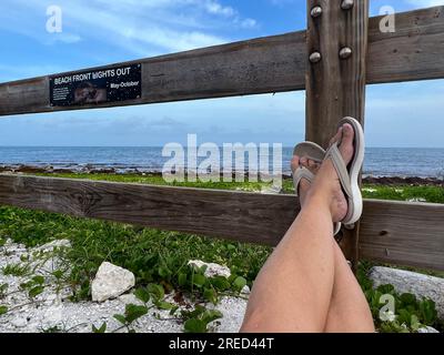 La vue sur l'océan Atlantique depuis un camping à Bahia Honda State Park dans les Keys de Floride par temps nuageux. Banque D'Images