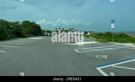 Marathon, FL États-Unis - 16 juillet 2023 : conduite à travers le Bahia Honda State Park dans les Florida Keys. Banque D'Images