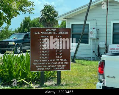 Marathon, FL États-Unis - 16 juillet 2023 : panneau d'information sur l'entrée du parc d'État de Bahia Honda concernant les frais d'entrée. Banque D'Images