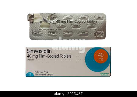 Sachet de simvastatine 28 emballage civil comprimés pelliculés emballage de statines 40 mg avec plaquette thermoformée isolée sur fond blanc Banque D'Images