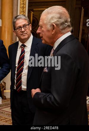 Photo du dossier datée du 24/11/22 du roi Charles III avec Peter Flavel, directeur général de Coutts, au palais de Buckingham, à Londres. Le patron de la banque privée qui a fermé le compte de Nigel Farage, démissionnera immédiatement, NatWest Group a dit. Date de parution : jeudi 27 juillet 2023. Banque D'Images