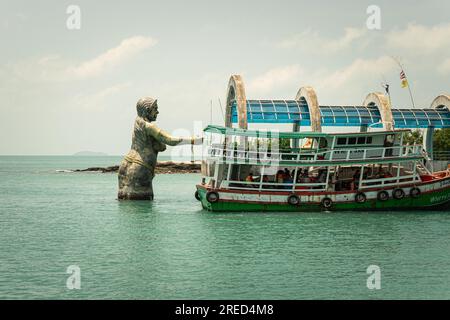 La sirène de lièvre est un symbole de l'île de Koh Samet. Statue géante avec mer, statue géante Sculpture, Samed Port, Koh Samed Island, Rayong, Thaïlande Banque D'Images