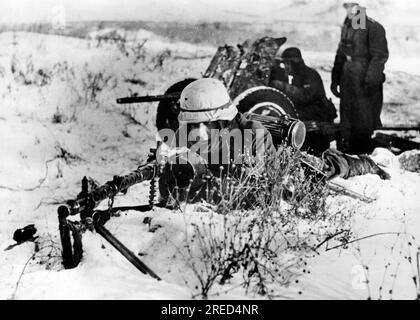 Une mitrailleuse allemande sur le front de l'est. En arrière-plan, un Pak 36 de 3,7 cm. Photo : Koll [traduction automatique] Banque D'Images