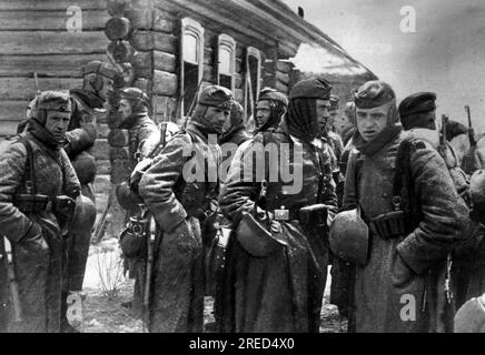 Lors de l'attaque allemande sur Moscou dans la section centrale du front de l'est : fantassins dans le brise-vent d'une maison. Photo : Schmidt. [traduction automatique] Banque D'Images