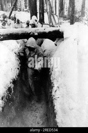 Les soldats allemands avancent dans une tranchée pour obtenir des secours. Photo : Rynas [traduction automatique] Banque D'Images