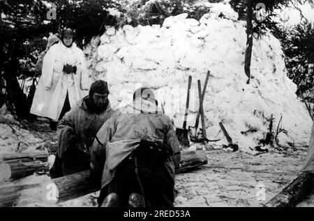 Les soldats allemands construisent un abri. En arrière-plan, une simple cabane à neige pour se protéger du vent. Photo : Trautvetter [traduction automatique] Banque D'Images