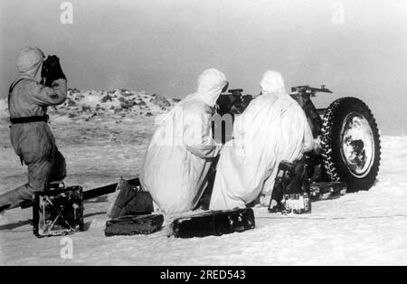 Soldats allemands à un canon d'infanterie en hiver. Photo : Grunwald. [traduction automatique] Banque D'Images