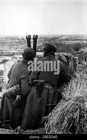 Les soldats allemands observent le tablier de leur position à l'est de Kharkov en Ukraine / section sud du front de l'est à travers un télescope en ciseaux. Photo : Hähle [traduction automatique] Banque D'Images