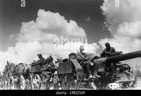 Batterie d'artillerie allemande sur la marche en Ukraine. [traduction automatique] Banque D'Images