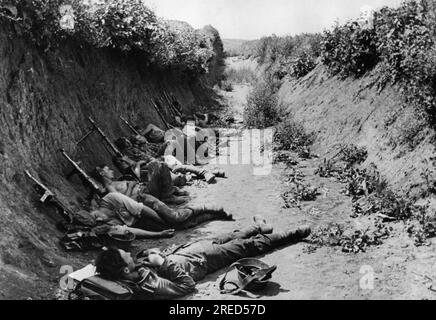 Soldats allemands reposant dans une tranchée de char près de Rostov-sur-le-Don. Photo : Grimm-Kastein. [traduction automatique] Banque D'Images