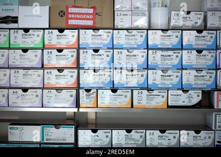 Détailler les boîtes de sutures à l'hôpital universitaire Carl Gustav Carus, clinique et polyclinique pour la chirurgie viscérale, la chirurgie thoracique et la chirurgie vasculaire et le Centre pour les maladies tumorales à Dresde, Saxe, Allemagne. La chirurgie assistée par robot est une intervention chirurgicale moderne en médecine. Il permet au chirurgien de réaliser des techniques chirurgicales minimalement invasives avec le soutien du système assisté par robot encore plus précisément et en toute sécurité que les techniques chirurgicales minimalement invasives classiques. Le chirurgien s'assoit à une console et contrôle les instruments à l'aide de deux poignées de type joystick Banque D'Images