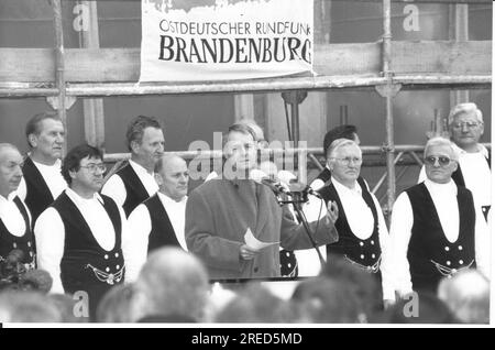 Le directeur général de l'ORB, Hanjürgen Rosenbauer (au centre), lors de la cérémonie de clôture du nouveau centre de télévision de l'Ostdeutscher Rundfunk sur l'ancien site de Defa à Babelsberg. À l'avenir, 220 employés y travailleront sur 15 000 mètres carrés de surface au sol. Travaux de construction. Nouveau bâtiment. Diffusion. Transmetteur. Film. Télévision. Ville des médias. Emplacement du support. Parc de films. Photo : MAZ/Rainer Plagemann, 20.12.1995 [traduction automatique] Banque D'Images