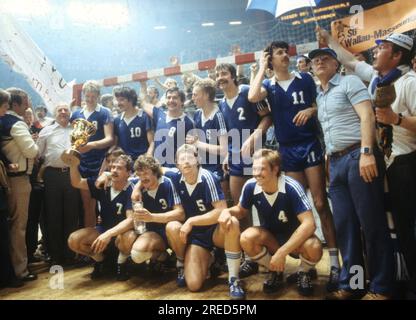 Coupe des vainqueurs de coupe d'Europe handball intérieur VFL Gummersbach - SC Magdeburg 15:11 /13.05.1979/ équipe gagnante Gummersbach avec le Pokal [traduction automatique] Banque D'Images