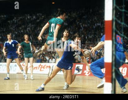 Coupe des vainqueurs de coupe d'Europe handball intérieur VFL Gummersbach - SC Magdeburg 15:11 /13.05.1979/ Heiner Brand lance au but [traduction automatique] Banque D'Images