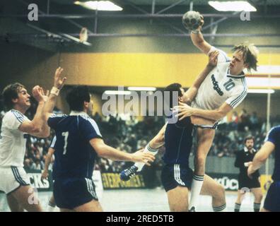 European Indoor Handball Cup VFL Gummersbach - Steau Bucarest 10.11.1985 Erik Veje Rasmussen tente de jouer à Fitzek (à gauche) [traduction automatique] Banque D'Images