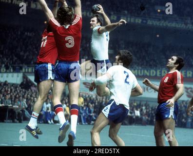 Coupe européenne de handball intérieur VFL Gummersbach - Borac Banja Luka /10.03.1976/ Hansi Schmidt grimpe haut, Heiner Brand (2) ci-dessous [traduction automatique] Banque D'Images