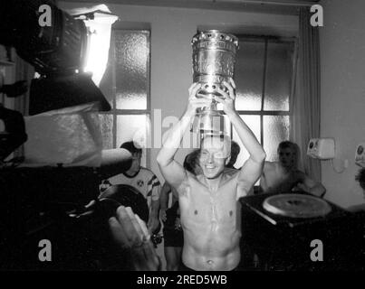 DFB Cup vainqueur de la finale Borussia Dortmund après 4:1 victoire sur Werder Brême 24.06.1989 / dans le vestiaire Michael Rummenigge avec la coupe [traduction automatique] Banque D'Images