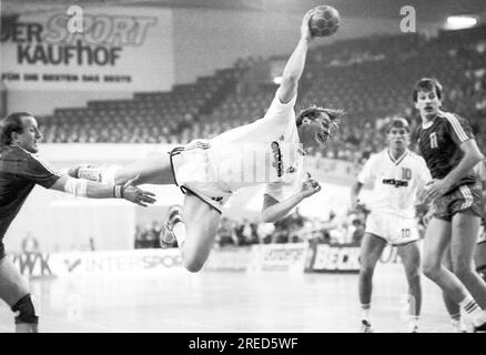 Handball intérieur coupe d'Europe IHF Cup VFL Gummersbach - Granitas Kaunas 07.11.1987 à Cologne / Christian Fitzek fait un drop shot [traduction automatique] Banque D'Images