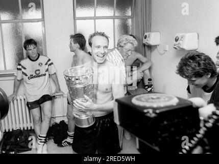 Vainqueur de la DFB Cup Borussia Dortmund après la victoire de 4:1 sur Werder Bremen 24.06.1989 / dans le vestiaire Michael Rummenigge avec la coupe [traduction automatique] Banque D'Images