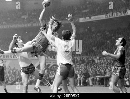 Coupe d'Europe de handball en salle VFL Gummersbach - Borac Banja Luka /10.03.1976/ Banja Luka en attaque, à gauche de Joachim Deckarm Banque D'Images