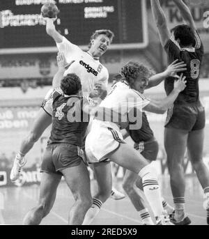 Coupe d'Europe de handball en salle coupe IHF VFL Gummersbach - Granitas Kaunas 07.11.1987 à Cologne / Thomas Krokowski lance, en dessous de Fitzek (VFL) [traduction automatique] Banque D'Images