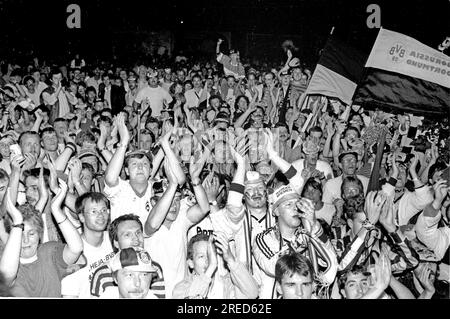 Le vainqueur de la DFB Cup Borussia Dortmund après la victoire de 4:1 contre Werder Brême 24.06.1989 / les fans de BVB ont célébré leur équipe devant l'hôtel de l'équipe jusque tard dans la nuit [traduction automatique] Banque D'Images