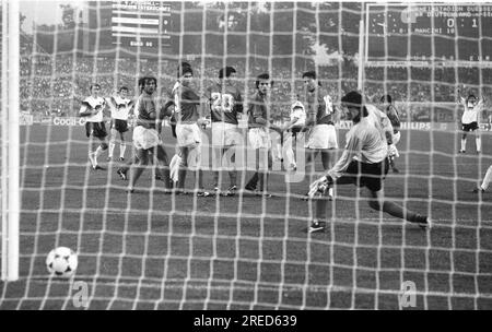 EM 88 Eroeffungsspiel Allemagne - Italie 1:1 / Goal to 1:1 par Andreas Brehme contre le gardien Zenga [traduction automatique] Banque D'Images