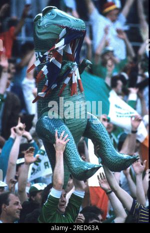 'FB EM 1988 / Angleterre - Irlande 0:1 / irlandais ''crocodile'' mord un drapeau anglais [traduction automatique]' Banque D'Images