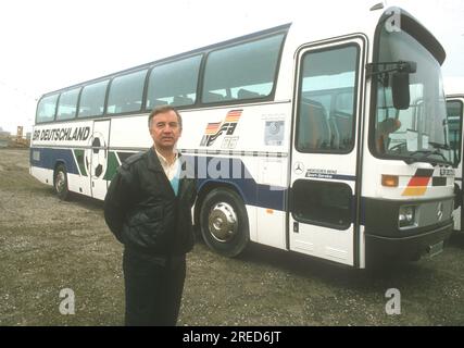 Championnat d'Europe de football 1988 / Présentation des bus de l'équipe du Championnat d'Europe par le chauffeur de bus Mercedes-Benz / DFB Walter Kohr devant le bus de l'équipe allemande. 22.04.1988 [traduction automatique] Banque D'Images