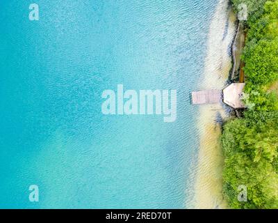 Vue aérienne de la jetée en bois menant au lac de sable à l'eau claire. Le lac Svityaz avec de l'eau transparente fait partie du parc naturel national de Shatsky et une attraction touristique populaire en Ukraine. Photo de haute qualité Banque D'Images