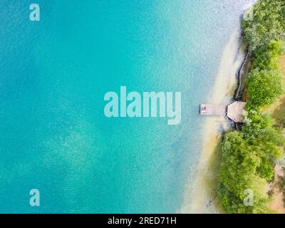 Vue aérienne de la jetée en bois menant au lac de sable à l'eau claire. Le lac Svityaz avec de l'eau transparente fait partie du parc naturel national de Shatsky et une attraction touristique populaire en Ukraine. Photo de haute qualité Banque D'Images