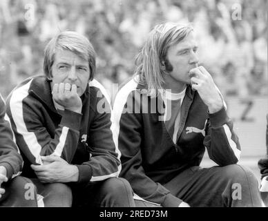 Finale de la coupe DFB 1973 : Borussia Mönchengladbach - 1. FC Köln 2:1 / Hartwig Bleidick et Günter Netzer (tous deux Borussia) pensive sur le banc [traduction automatique] Banque D'Images