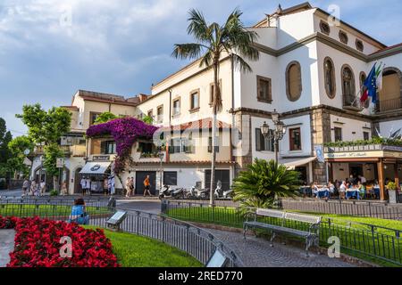 Restaurants et boutiques sur la Piazza Sant' Antonino à Sorrente dans la région Campanie du sud-ouest de l'Italie Banque D'Images