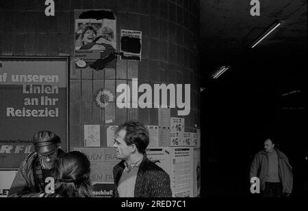 RDA, Berlin, 16.03.1990, affiche électorale, gare de Friedrichstraße, [traduction automatique] Banque D'Images