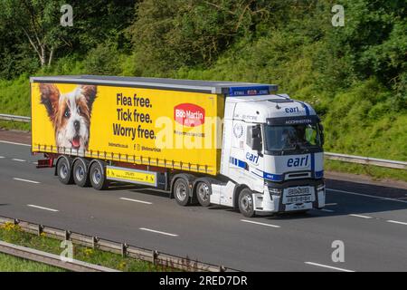 EARL TRANSPORT LTD Renault `T High Truck. Bob Martin soins pour animaux de compagnie produits médicaux et de santé, voyageant sur l'autoroute M6 dans le Grand Manchester, Royaume-Uni Banque D'Images