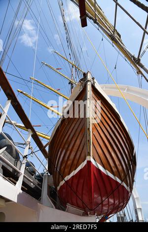 Den Helder, pays-Bas. 30 juin 2023. Bateau de sauvetage à bord du grand voilier polonais Dar Mlodziezy. Photo de haute qualité Banque D'Images