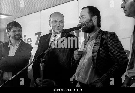 RDA, Berlin, 18 mars 1990, élection du SPD au Saalbau à Friedrichshain : Walter Momper (centre), Marcus Meckel (droite), [traduction automatique] Banque D'Images