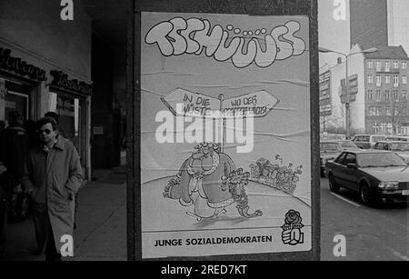 RDA, Berlin, 22.02.1990, affiche à Friedrichstraße (coin Unter den Linden) : Tschüüüss, SED, Block, in die Wüste, WO der Pfeffer wächst, jeunes sociaux-démocrates, [traduction automatique] Banque D'Images