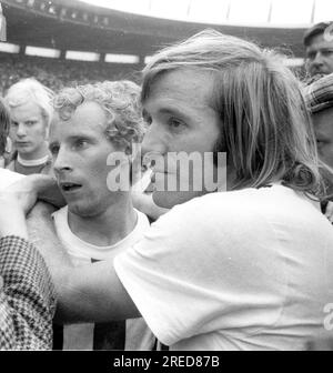 Finale de la coupe DFB 1973 : Borussia Mönchengladbach - 1. FC Köln 2:1 / Cheering , final Cheer Günter Netzer embrasse Berti Vogts (les deux Borussia) [traduction automatique] Banque D'Images