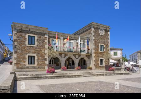 Portomarin, Espagne- 27 juillet 2023 : Hôtel de ville du petit village de Portomarin, Espagne Banque D'Images