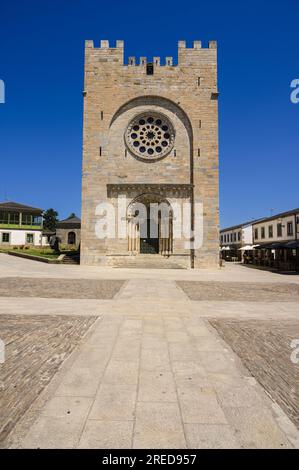 Portomarin, Espagne- 27 juillet 2023 : vue de l'église San Nicolas de Portomarin Banque D'Images