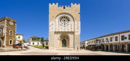 Portomarin, Espagne- 27 juillet 2023 : vue de l'église San Nicolas de Portomarin Banque D'Images